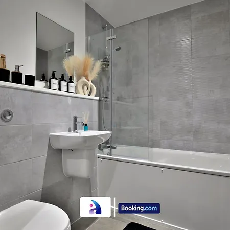 Modern 2 Bed, 2 Bath With Ensuite By Avalora Short Lets & Serviced Salford With Balcony, Near Tram Stop Salford Quays * Manchester