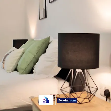 Modern 2 Bed, 2 Bath With Ensuite By Avalora Short Lets & Serviced Salford With Balcony, Near Tram Stop Salford Quays