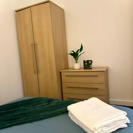 Chic Trafford Apartment, Private Underground Parking, Fast Wi-fi, Self Check-in Anytime, 5 Mins To Old Trafford Stadium *