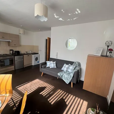 Chic Trafford Apartment, Private Underground Parking, Fast Wi-fi, Self Check-in Anytime, 5 Mins To Old Trafford Stadium *
