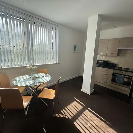 Apartmán Chic Trafford Apartment, Private Underground Parking, Fast Wi-fi, Self Check-in Anytime, 5 Mins To Old Trafford Stadium Manchester
