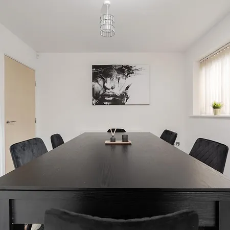 Dom wakacyjny Spacious 4bd 3bt - Etihad - Coop - Pool Table - Free Parking Manchester