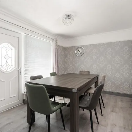 Boutique 3bd Opposite Etihad & Coop - Free Parking - Pool Table Σπίτι διακοπών