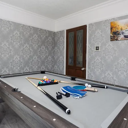 Boutique 3bd Opposite Etihad & Coop - Free Parking - Pool Table *
