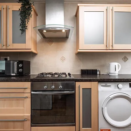 Boutique 3bd Opposite Etihad & Coop - Free Parking - Pool Table