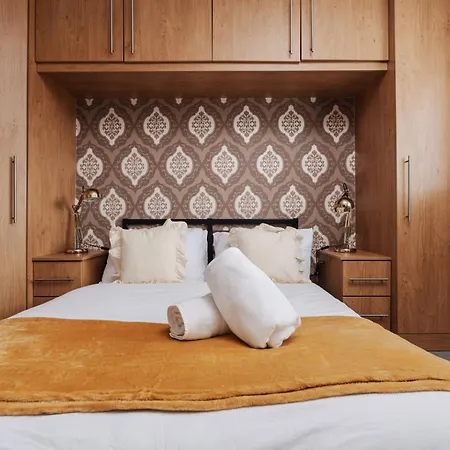 Boutique 3bd Opposite Etihad & Coop - Free Parking - Pool Table *