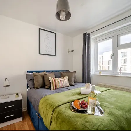 Old Trafford 8 Sleeps Gem Holiday home Manchester
