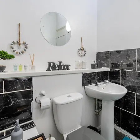 Old Trafford 8 Sleeps Gem Holiday home