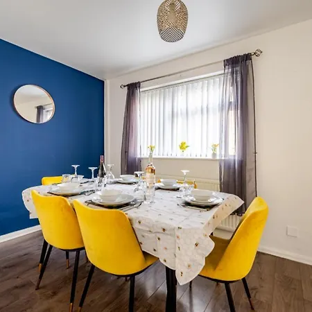 Old Trafford 8 Sleeps Gem Holiday home *