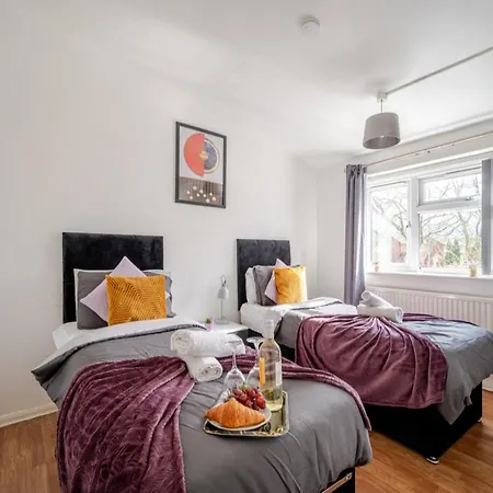 Old Trafford 8 Sleeps Gem Holiday home Manchester