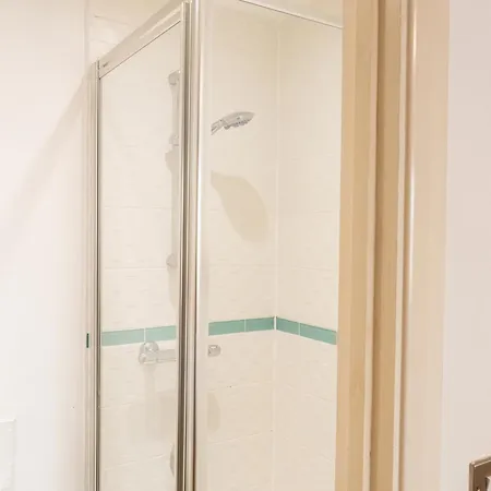 Comfortable Spacious 2 Bed Flat With Parking Apartamento