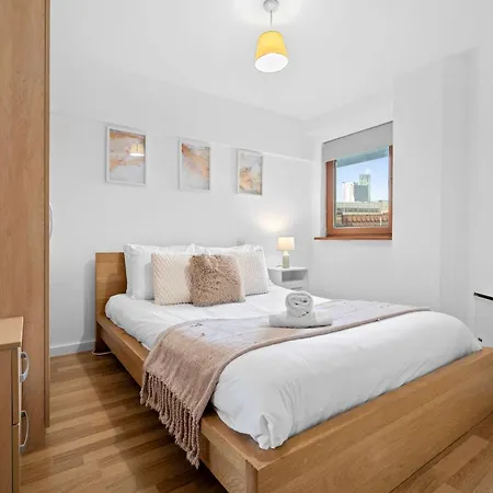 2 Bed Centre Flat Sleeps 6 Free Parking