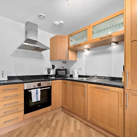 2 Bed Centre Flat Sleeps 6 Free Parking