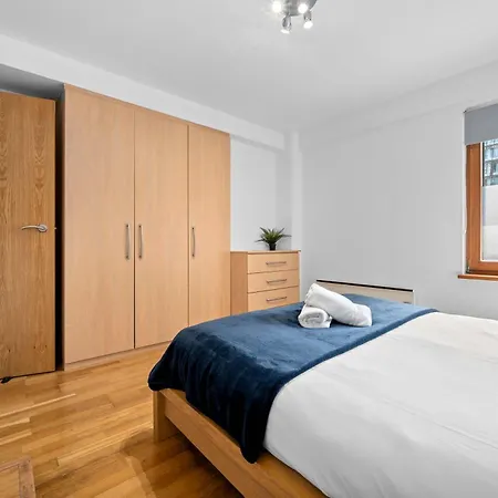 Apartment 2 Bed Centre Flat Sleeps 6 Free Parking *