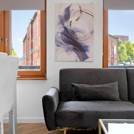 2 Bed Centre Flat Sleeps 6 Free Parking Apartment *