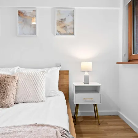 2 Bed Centre Flat Sleeps 6 Free Parking *