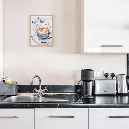 With 2 Parking Spaces! * Manchester