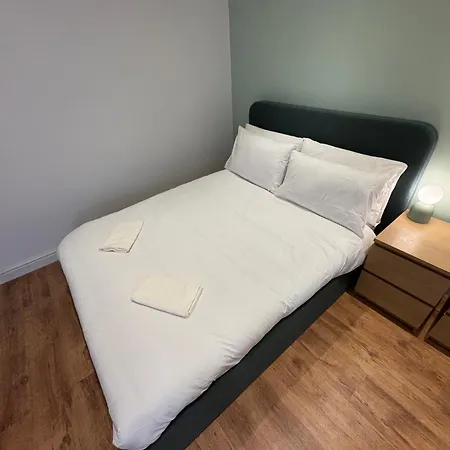 בית נופש Stretford - Sleeps 6 - Wifi - Parking - Near Stadium מנצ'סטר