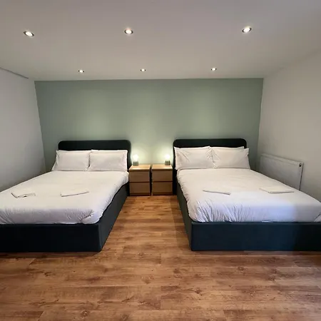 Stretford - Sleeps 6 - Wifi - Parking - Near Stadium * מנצ'סטר