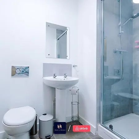 Salford With Free Wifi, Parking & Ideal For Contractors Apartament