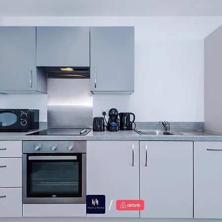 Salford With Free Wifi, Parking & Ideal For Contractors مانشستر