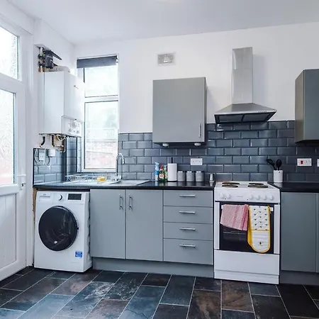 Discounted Month Contractor Parking Wi-fi Sleeps 8 מנצ'סטר