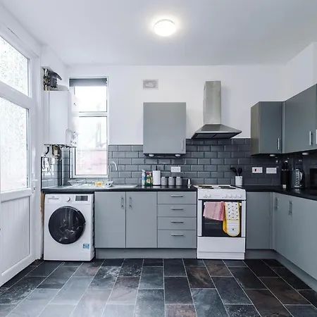 Discounted Month Contractor Parking Wi-fi Sleeps 8 Apartment *