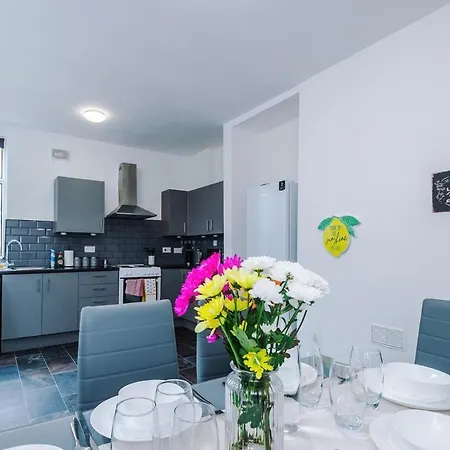 Discounted Month Contractor Parking Wi-fi Sleeps 8 * מנצ'סטר