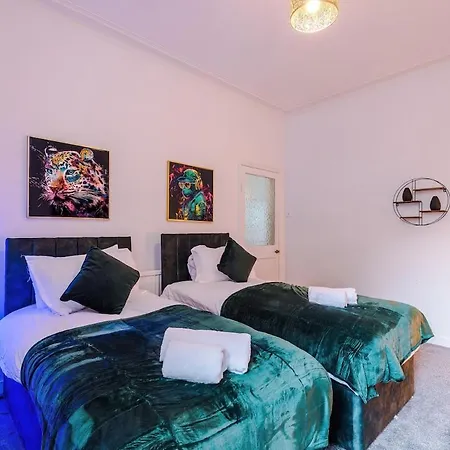 Discounted Month Contractor Parking Wi-fi Sleeps 8 דירה