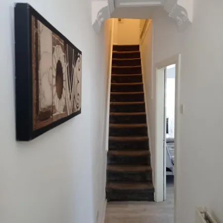 Double-bedroom In The Heart Of Salford Perfect For Short Lt3 Гостевой дом *