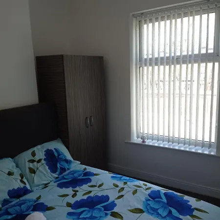 Double-bedroom In The Heart Of Salford Perfect For Short
