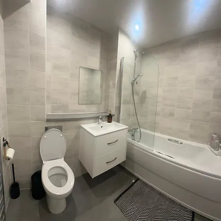 Cosy Salford, - 90secs To Bus Stop & Convenience Store Kwatera prywatna Manchester