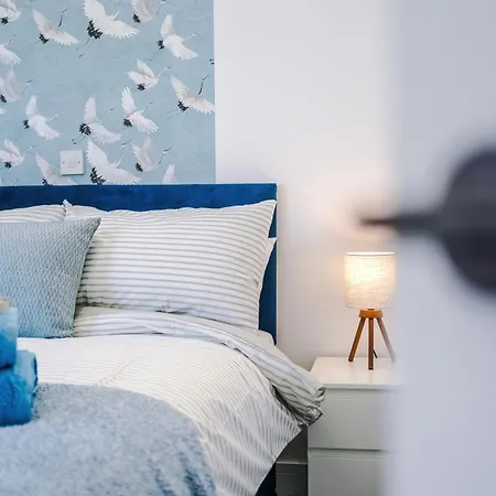 Vakantiehuis Stunning In Salford With Free Parking, Office, Pool & Ping Pong Table