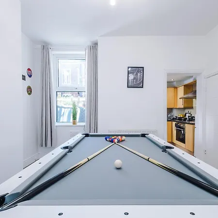 Stunning In Salford With Free Parking, Office, Pool & Ping Pong Table 別荘