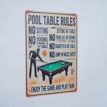 Stunning In Salford With Free Parking, Office, Pool & Ping Pong Table * Manchester