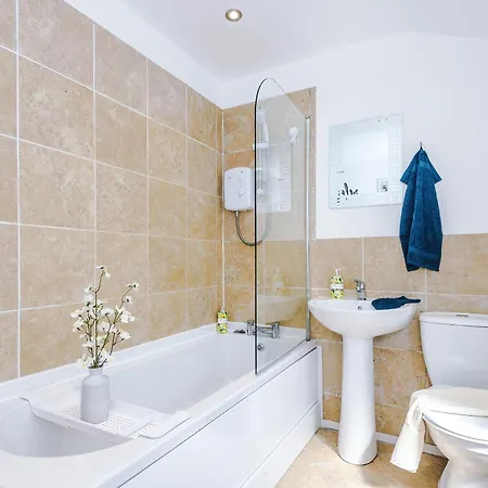 Stunning In Salford With Free Parking, Office, Pool & Ping Pong Table 別荘 *