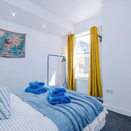 Stunning In Salford With Free Parking, Office, Pool & Ping Pong Table *