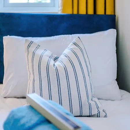 Stunning In Salford With Free Parking, Office, Pool & Ping Pong Table * Manchester