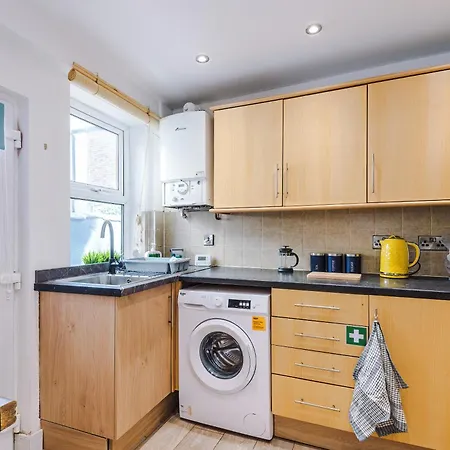 Stunning In Salford With Free Parking, Office, Pool & Ping Pong Table Vakantiehuis