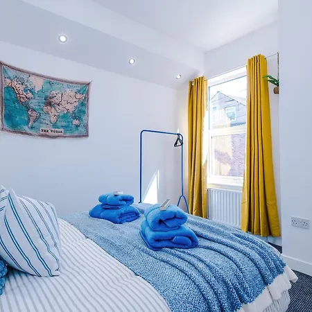 Vakantiehuis Stunning In Salford With Free Parking, Office, Pool & Ping Pong Table *