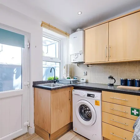 Stunning In Salford With Free Parking, Office, Pool & Ping Pong Table 別荘 *