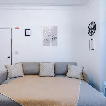 Stunning In Salford With Free Parking, Office, Pool & Ping Pong Table * Manchester