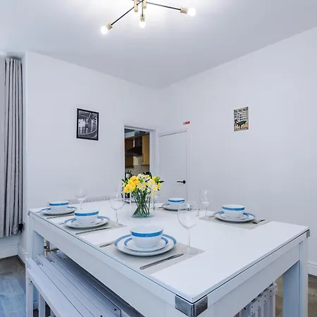 Stunning In Salford With Free Parking, Office, Pool & Ping Pong Table 別荘