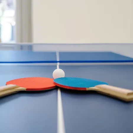 Vakantiehuis Stunning In Salford With Free Parking, Office, Pool & Ping Pong Table Manchester