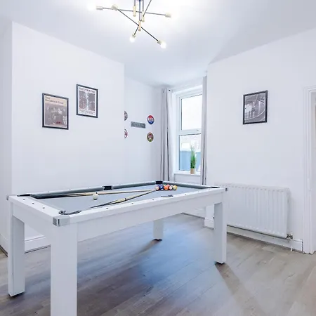 Vakantiehuis Stunning In Salford With Free Parking, Office, Pool & Ping Pong Table *