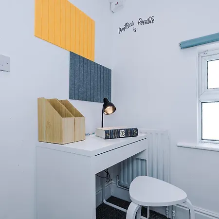 Stunning In Salford With Free Parking, Office, Pool & Ping Pong Table *