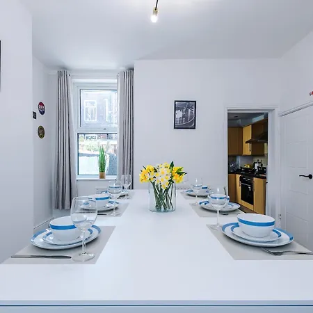 Stunning In Salford With Free Parking, Office, Pool & Ping Pong Table 別荘 マンチェスター