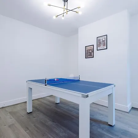 Stunning In Salford With Free Parking, Office, Pool & Ping Pong Table Manchester