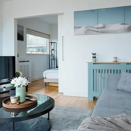 Chic 2br Balcony Centre Near Station