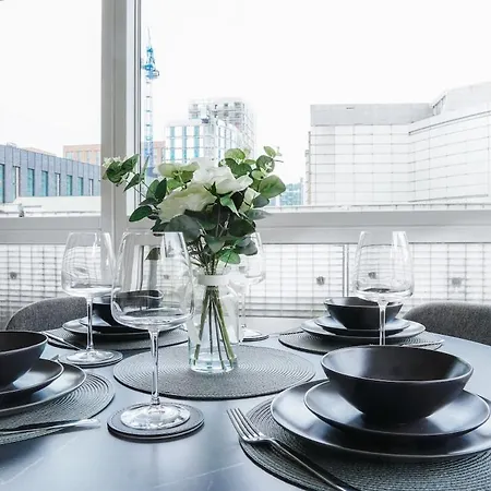 Next To Victoria Station And Centre With Large Balcony Апартаменты *